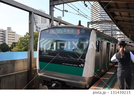 北与野駅を出発する埼京線海老名行きの電車 北与野駅を出発する埼京線海老名行きの電車 131439215