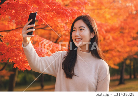紅葉をバックに自撮りする女性 紅葉をバックに自撮りする女性 131439329