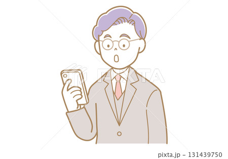 スマホを見るメガネでスーツ姿の若い男性のイラスト スマホを見るメガネでスーツ姿の若い男性のイラスト 131439750