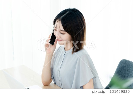 オフィスで働く女性 オフィスで働く女性 131439829