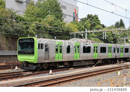 上野駅に向かって進行する山手線の電車 上野駅に向かって進行する山手線の電車 131439889