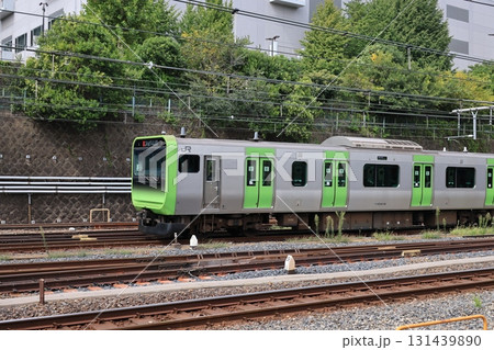 上野駅を出発した山手線内周り新宿方面行きの電車 131439890