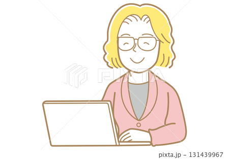 パソコンの画面を見る黄色い髪でスーツのメガネをかけた女性のイラスト パソコンの画面を見る黄色い髪でスーツのメガネをかけた女性のイラスト 131439967