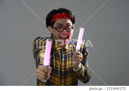 ペンライトを持つアキバ系の男性 131440172