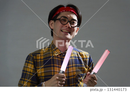 ペンライトを持つアキバ系の男性 131440173