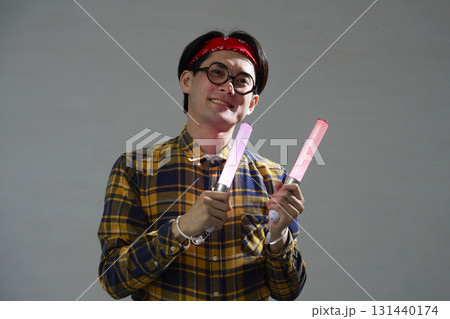 ペンライトを持つアキバ系の男性 131440174