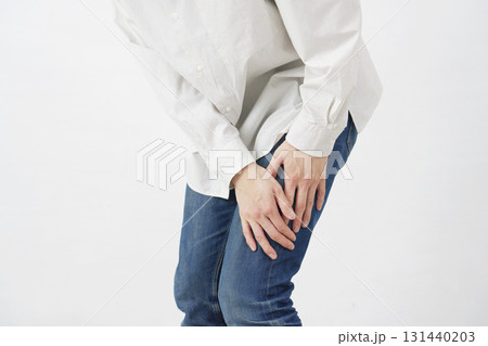 男性 坐骨神経痛 顔無し 白背景 男性 坐骨神経痛 顔無し 白背景 131440203