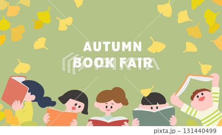 秋のフレーム　イチョウ　本を読む子供たち　手書き感あるシンプルでかわいいイラスト　コピースペースあり 131440499
