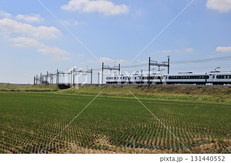 埼玉県加須市の田園地帯を走る東武日光線スペーシアXの電車 131440552