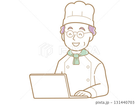 パソコンの画面を見るベテランのコックさんのイラスト 131440703