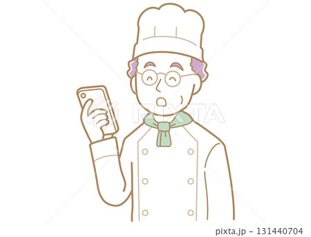 スマホの画面を見るベテランのコックさんのイラスト 131440704