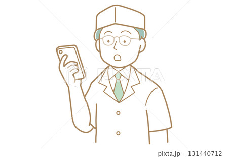 スマホを眺める割烹の職人・板前さんのイラスト スマホを眺める割烹の職人・板前さんのイラスト 131440712