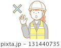 拒否をする作業着にヘルメット安全ベストの赤い髪の女性のイラスト 131440735
