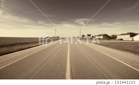 直線道路が続くアメリカ郊外の古い風景 131441225