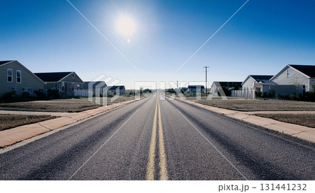 直線道路が続くアメリカ郊外の古い風景 131441232