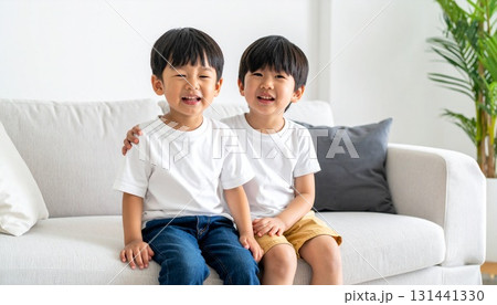 友達と仲直りして笑顔の日本人の男の子 友達と仲直りして笑顔の日本人の男の子 131441330