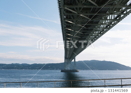 舞子公園から望む夕暮れ時の明石海峡大橋と淡路島 131441569