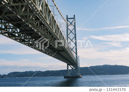 舞子公園から望む夕暮れ時の明石海峡大橋と淡路島 131441570