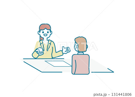 女性に資料を説明するビジネスウーマン 131441806