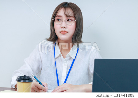 デスクワークをする若い女性 デスクワークをする若い女性 131441809