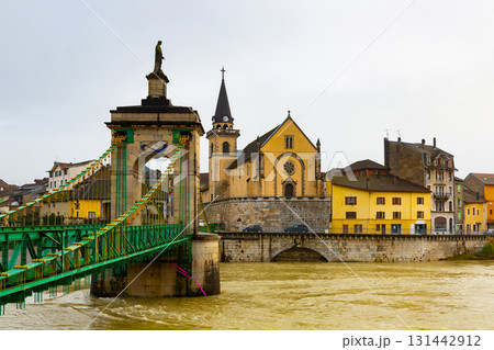 Afternoon view of the town of Seyssel with the flowing Rhone River and a bridge 131442912