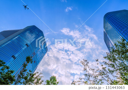 日本の東京都市景観　高輪ゲートウェイ駅前の高輪ゲートウェイシティなどを望む。上空に航空機（F連続） 131443063