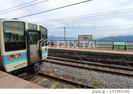 姨捨駅の普通列車と善光寺平(JR篠ノ井線) 姨捨駅の普通列車と善光寺平(JR篠ノ井線) 131443195
