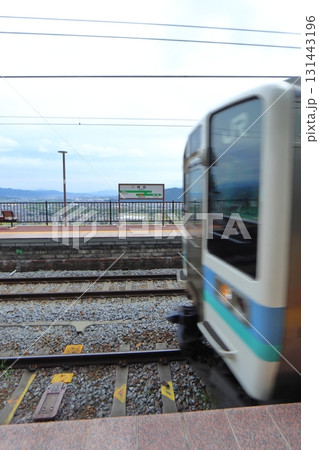 姨捨駅の普通列車と善光寺平(JR篠ノ井線) 姨捨駅の普通列車と善光寺平(JR篠ノ井線) 131443196
