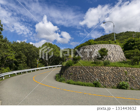 五月山ドライブウェイの展望台と急カーブ 131443632