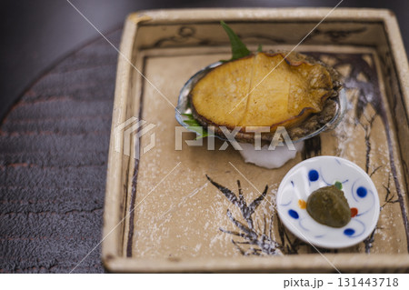 料亭で提供されるアワビのソテー 日本料理 料亭で提供されるアワビのソテー 日本料理 131443718