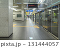 韓国ソウル 地下鉄駅のホーム 韓国ソウル 地下鉄駅のホーム 131444057