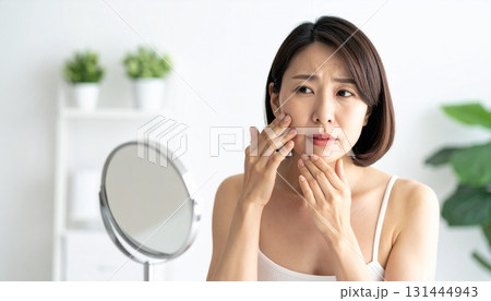 スキンケアするシニア女性 スキンケアするシニア女性 131444943