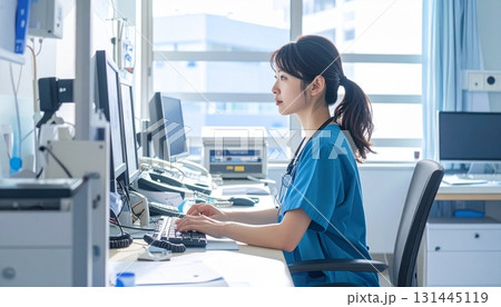 病院　ナースステーションで働く看護師 131445119