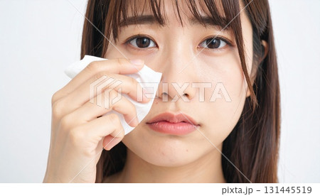 涙を拭く日本人女性 涙を拭く日本人女性 131445519