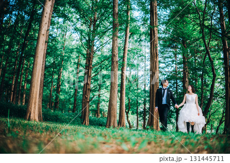 緑いっぱいの自然の中でのウェディングフォト 131445711