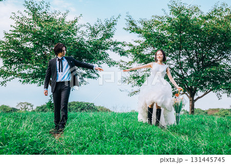 緑いっぱいの自然の中でのウェディングフォト 131445745