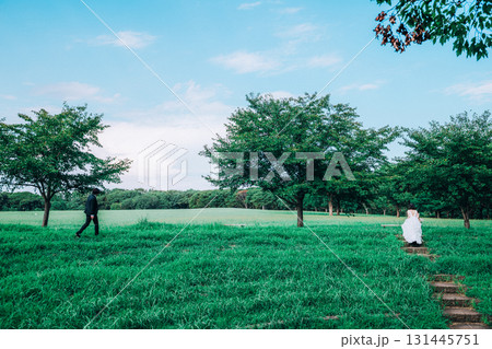 緑いっぱいの自然の中でのウェディングフォト 131445751