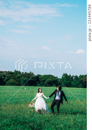 緑いっぱいの自然の中でのウェディングフォト 131445784