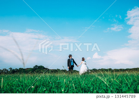 緑いっぱいの自然の中でのウェディングフォト 131445789