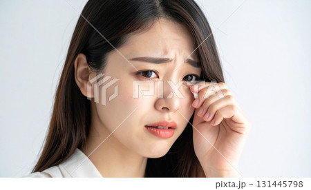 涙を拭く日本人女性 涙を拭く日本人女性 131445798