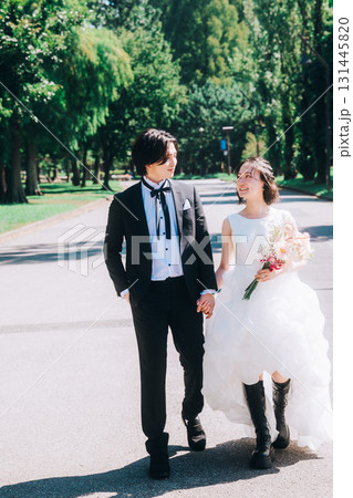 緑いっぱいの自然の中でウェディングフォト 131445820