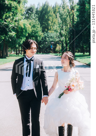 緑いっぱいの自然の中でウェディングフォト 131445821