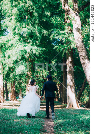 緑いっぱいの自然の中でウェディングフォト 131445822