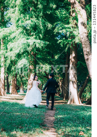 緑いっぱいの自然の中でウェディングフォト 131445823