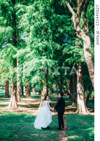 緑いっぱいの自然の中でウェディングフォト 131445827