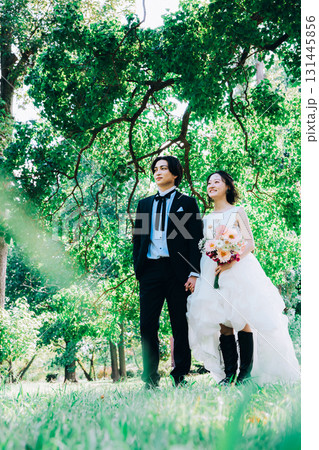 緑いっぱいの自然の中でウェディングフォト 131445856