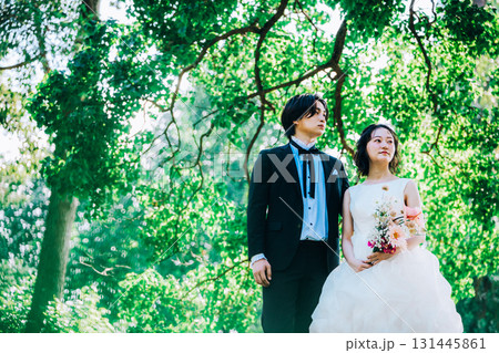 緑いっぱいの自然の中でウェディングフォト 131445861