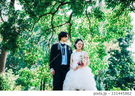 緑いっぱいの自然の中でウェディングフォト 131445862