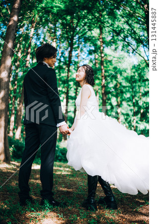 緑いっぱいの自然の中でウェディングフォト 131445887
