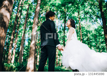 緑いっぱいの自然の中でウェディングフォト 131445890